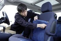 「カメレオキット」のシートトリムはファスナーで簡単に取り外しできる。