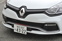 フロントバンパー内の「F1タイプインテークブレード」にも「TROPHY」のロゴが入れられる。