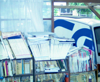 自宅の窓から「日産エスカルゴ」が収まる車庫をのぞむ。手前の本棚は『CG』と『NAVI』でつぶれそうだ。
    
    