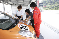 初めてのコースを前に、攻略法を考える3人。