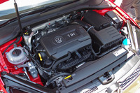 エンジンはゴルフシリーズ初の1.8リッターTSI。JC08モード燃費は14.7km/リッター。