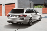 ワゴンモデルの「C350eアバンギャルド ステーションワゴン」。給電口は車体後方に設けられている。