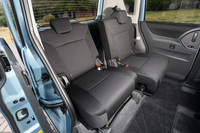 リアシートは左右個別に前後スライドとリクライニングが可能。
    