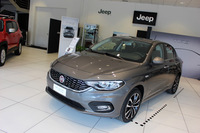 わが街シエナのFCAディーラーに展示された「フィアット・ティーポ」。