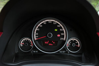 左からタコメーター、スピードメーター、燃料残量計。タコメーターの直径は燃料計と同じ。まるで腕時計のような小ささ。
    