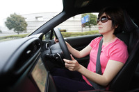 ステアリングの径はトヨタ車最小の365mm。ギア比は速く、13：1に設定されている。