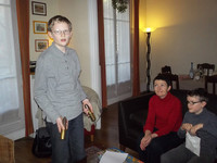 第一次大戦の砲弾を持つ長男クレモン君と、母親のナタリーさん、三男のブノワ君。