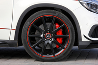 
    「GLAクラス」の中で最大となる、20インチのアルミホイール。写真は「GLA45 AMG エディション1」のもの。
    