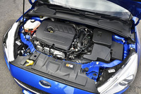 180psを生み出す1.5リッター直4ターボ“エコブースト”ユニット。JC08モード燃費は従来の2リッターユニットと比べて約20％改善された（12.0→14.3km/リッター）。