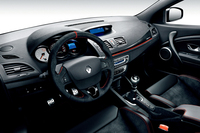 ルノー、パワフルで軽量な「メガーヌR.S.」を限定発売の画像