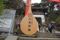 階段で江ノ島の頂上へ。名物の「江ノ島エスカー」（46mの高低差を4連で結ぶ、全長106mの屋外エスカレーターです）は使いませんでした。そのせいで、足はガクガク、ブルブル状態に。