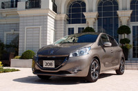 「プジョー208」。写真は5ドアの上級モデル「シエロ」。