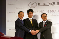 左からレクサスインターナショナル・プレジデントの伊勢清貴氏、松山英樹選手、豊田章男社長。