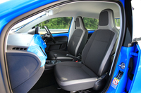 シート表皮はファブリック。グレードやボディーカラーに応じて、数種類のカラーバリエーションが用意される。
    