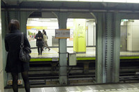 銀座線外苑前駅で。だんだん鉄骨マニア？　になってきた。