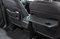 前席の背面には、後席用の折り畳み式テーブルが備わる。「B250 4MATICスポーツ」以外の「Bクラス」でも、オプションとして選択できる。