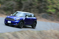 「MINIペースマン」と「MINIクロスオーバー」は、前後アクスルの駆動力配分を無段階に制御するアクティブトルクスプリット方式の4WDシステムを採用している。
    