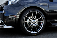 「アクアG“G's”」に装着されるタイヤのサイズは195/45R17。テスト車にはオプションとなる「ダークスパッタリング」塗装のアルミホイール（6万3000円）が装着されていた。