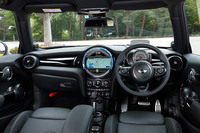 テスト車のインテリアには、オプションで用意されるピアノブラックの装飾パネルが用いられていた。