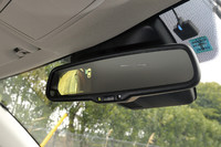 全車に標準装備される自動防眩ルームミラー。リアゲートに備わるバックカメラとサイドミラーのサイドカメラの映像が一部に映し出される。