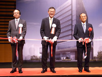 竣工披露イベントでは記念のテープカットも行われた。写真は左からスバル興産 鴨川珠樹社長、富士重工業 吉永泰之社長、渋谷区長の桑原敏武氏。