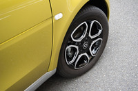 タイヤサイズは前が165/65R15、後ろが185/60R15。ミシュランの低燃費タイヤが装着されていた。