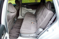 FFモデルの2列目（写真はMグレード）。ティッシュボックスが入るドアポケットなど、多彩な収納がジマン。