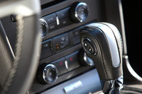 シフトノブに備わるサムシフトスイッチ。「リンカーンMKX」や「フォード・エクスプローラー」などにも採用されるもので、親指によるボタン操作で変速することができる。