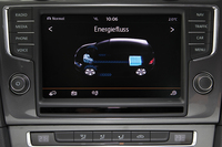 センターパネルのモニターにはエネルギーフローが表示される。写真では加速中（ブルーの矢）であることが表示されている。