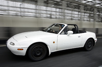 写真は、初代ロードスター。自動車ジャーナリストの島下泰久氏の愛車である。 