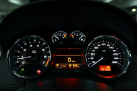 メーターは、アナログ式の4眼＋インフォメーションディスプレイ。プジョーいわく、「スポーツクーペらしいクラシカルな雰囲気」を演出する。
    