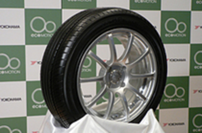 写真は、ヨコハマのエコタイヤ「DNAデシベル・スーパーE-spec」。