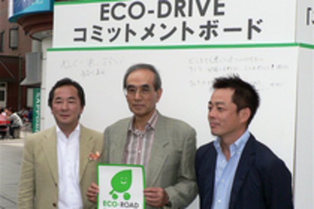 モータージャーナリストの清水和夫氏（左）、河口まなぶ氏（右）と首都高速道路株式会社会長の長谷川康司氏。