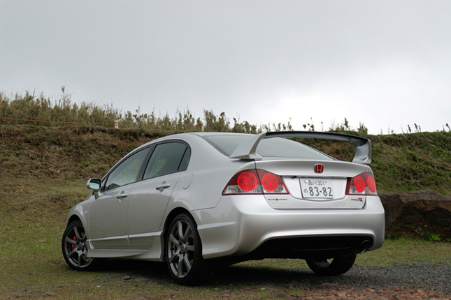 【スペック】全長×全幅×全高＝4540×1770×1430mm／ホイールベース＝2700mm／車重＝1270kg／駆動方式＝FF／2リッター直4DOHC16バルブ（225ps/8000rpm、21.9kgm/6100rpm）／価格＝283万5000円（テスト車＝319万2000円）