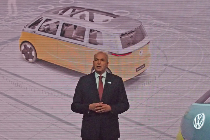 フォルクスワーゲン乗用車ブランドのセールスマーケティング・アフターセールス担当取締役、ユルゲン・シュタックマン氏は、「今後数年間で、すべてのモデルのラインナップを刷新し、今以上に魅力的な未来を感じさせるものにする」と語った。