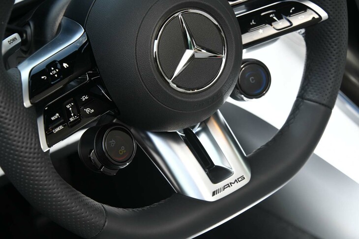 ステアリングホイールにはドライブモードセレクターと、シャシーやパワートレイン、リアスポイラーなどを個別にセッティングするためのダイヤルが備わっている。