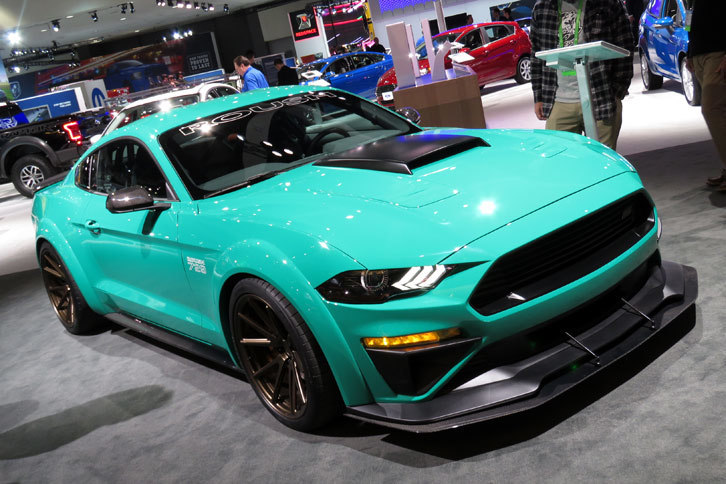 フォードブースに展示されていた「マスタング」のチューンドカー。最高出力は驚くなかれ729hp！ 燃費は一体いくつなのやら？