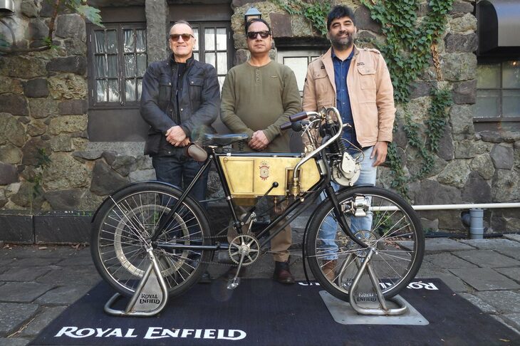 「プロジェクト・オリジン」と（写真向かって左から）ロイヤルエンフィールド社内歴史研究家のゴードン・メイ氏、同社グローバル事業統括責任者のヤドヴィンダー・シン氏、アジア太平洋地区事業責任者のアヌジ・ドゥア氏。