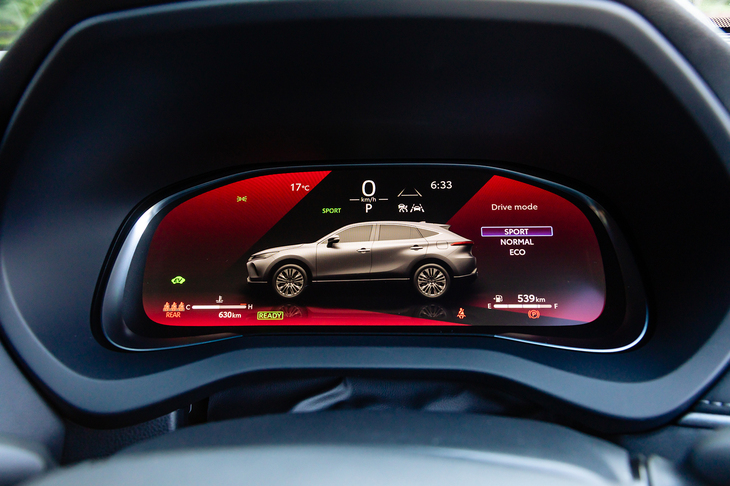 メーターパネルは2022年の一部改良でフル液晶化されている。ドライブモードは「エコ」「ノーマル」「スポーツ」の3種類のみ。