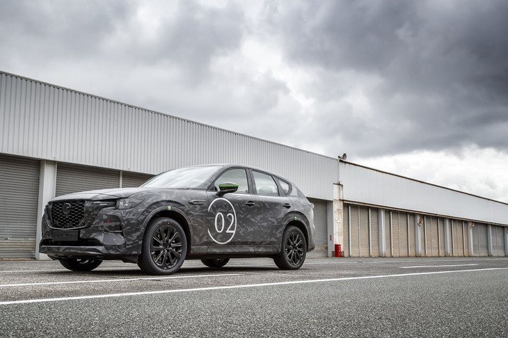 マツダの新型クロスオーバーSUV「マツダCX-60」。ラージ商品群の第1弾となる2列シートのミッドサイズSUVで、2022年3月8日（現地時間）に欧州で先行発表された。今回はカムフラージュが施された、左ハンドル仕様のプロトタイプに試乗した。