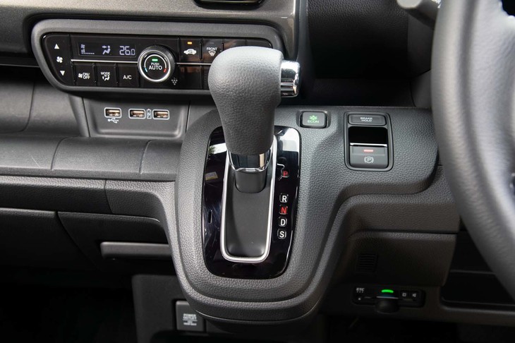 トランスミッションはCVTを採用。地味なポイントながら、シフトセレクター周辺のシルバー加飾は「カスタム」専用だ。