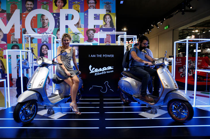 ベスパは、EICMAにタイミングを合わせて欧州での販売をスタートさせる電動スクーター「エレットリカ」を展示。屋外エリアでは試乗イベントも開催されていた。2019年以降、アジアや北米でも販売を開始するという。