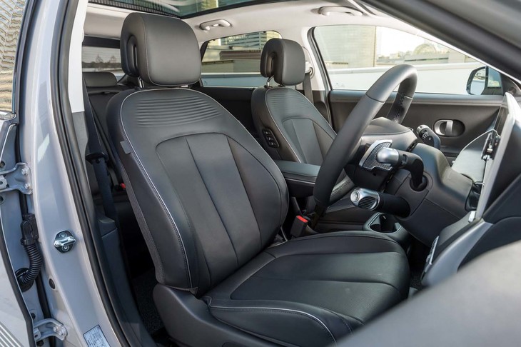 「リラクゼーションコンフォートシート」と名づけられた前席には、休憩中に役立つフットレストが備わっている。