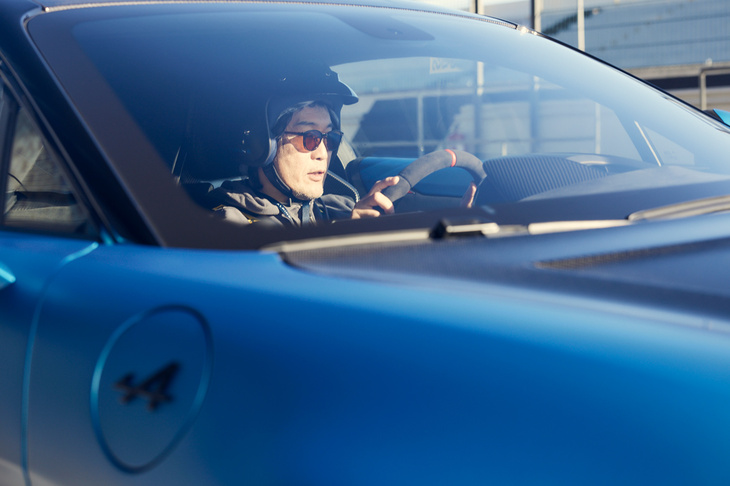 ハラマサーキットのピットレーンにて、「A110 R」に乗り込む筆者。