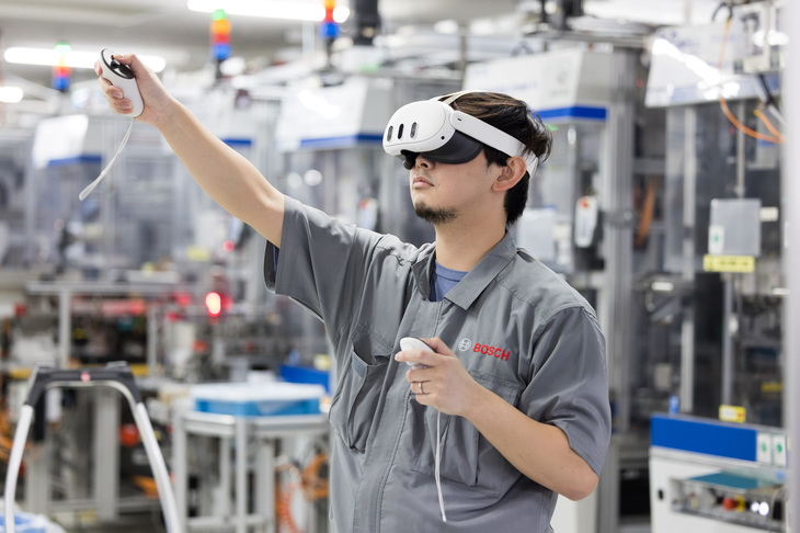 VR技術を用いれば、日本にいながらドイツでの技術研修の受講が可能に。またバーチャル空間を介して、製造現場での問題の共有も容易となるとされる。