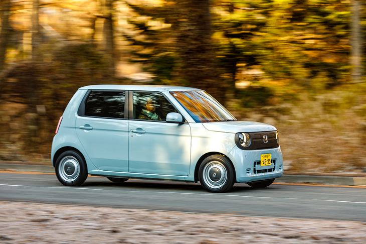 駆動用バッテリーの容量は29.6kWhで、WLTCモードの一充電走行距離は295km。ラジオがないのでアンテナがない。