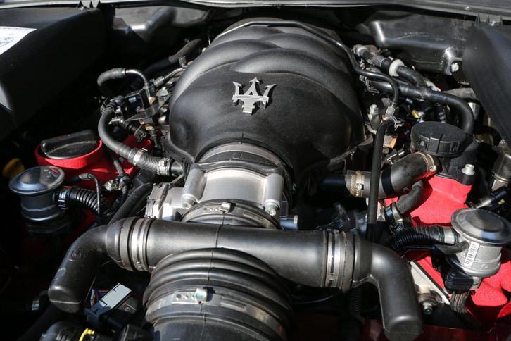 エンジンについては、これまでは4.2リッターと4.7リッターの2本立てだったが、今回のマイナーチェンジで4.2リッターエンジンは廃止となった。