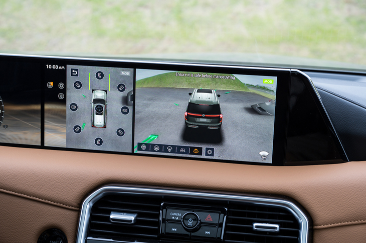 ボディーが大きいだけに先進のカメラシステムは必須だ（この機能は「LEプラチナムシティー」で撮影）。前後左右に斜めを加えた全8方向からの見下ろし映像を映し出せる。