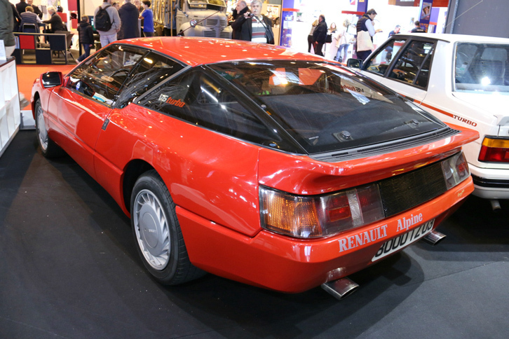 手前は、1989年製「アルピーヌV6ターボ」。2.5リッターV6エンジンの最高出力は200ps/5750rpm。最高速は250km/hに達した。