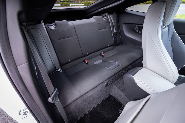 リアシートは2人掛け。背もたれには60：40の分割可倒機構が、座面の左右センターには小物を置けるトレーが備わる。